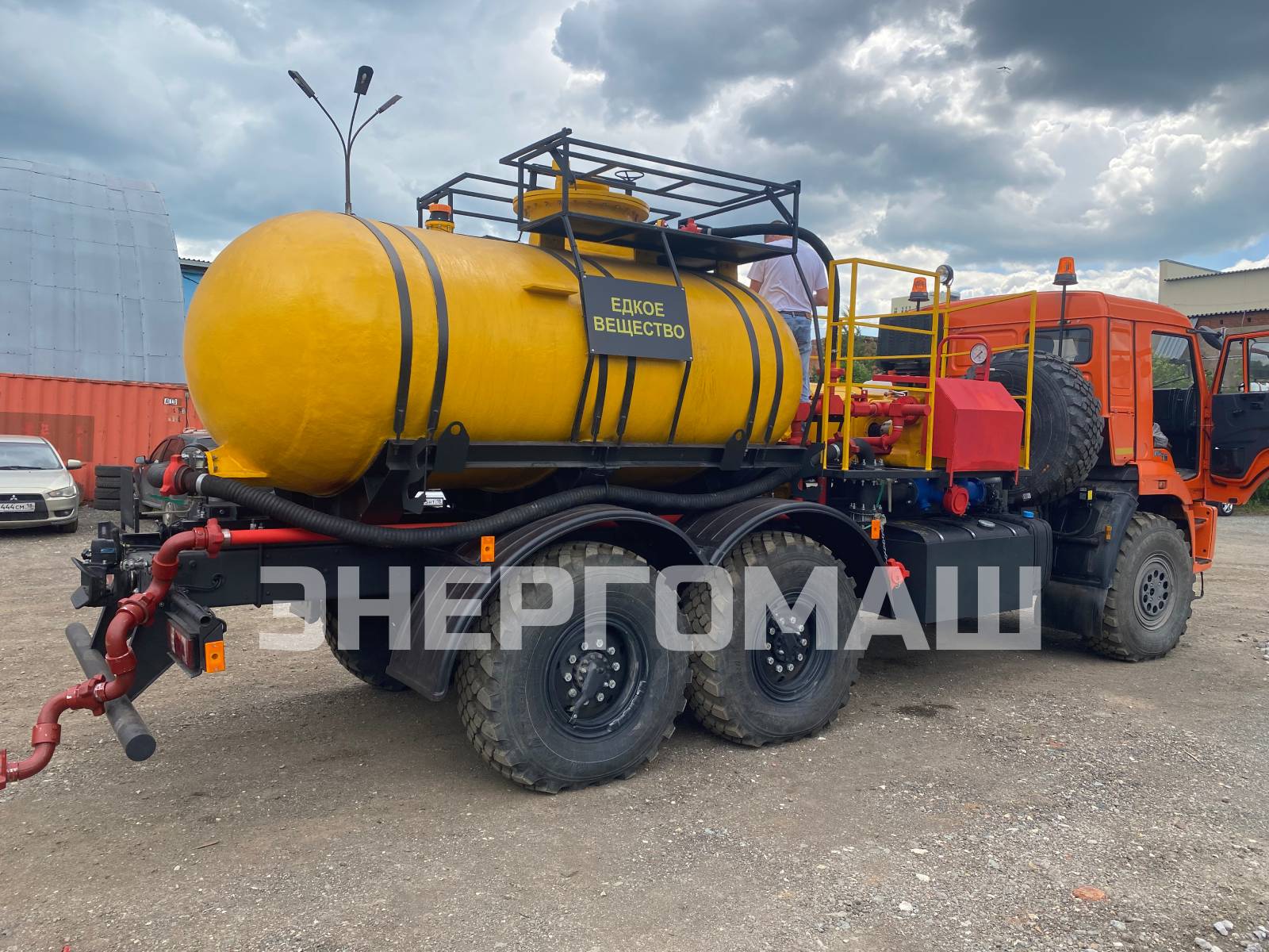 Агрегат кислотной обработки скважин АК 32х50